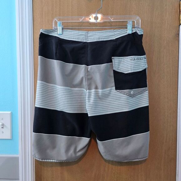 Volcom Black and Gray Board Shorts Quick-Drying Mens M - Picture 2 of 3